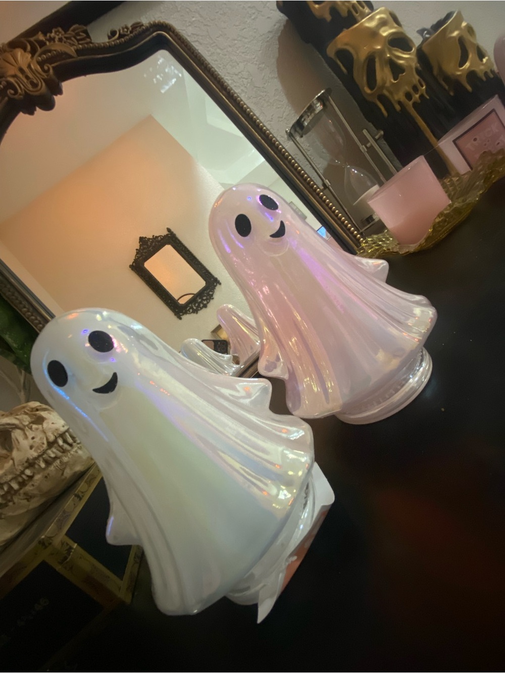 Iridescent ceramic White/Pink Ghost Decor: